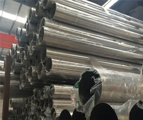 904L不銹鋼管陰極與陽(yáng)極面積比，陰極面積控制在陽(yáng)極面積的1/2.在此情況下，可以防止價(jià)格的增長(zhǎng)，過(guò)多的價(jià)格在陽(yáng)極表面被氧化成價(jià)格